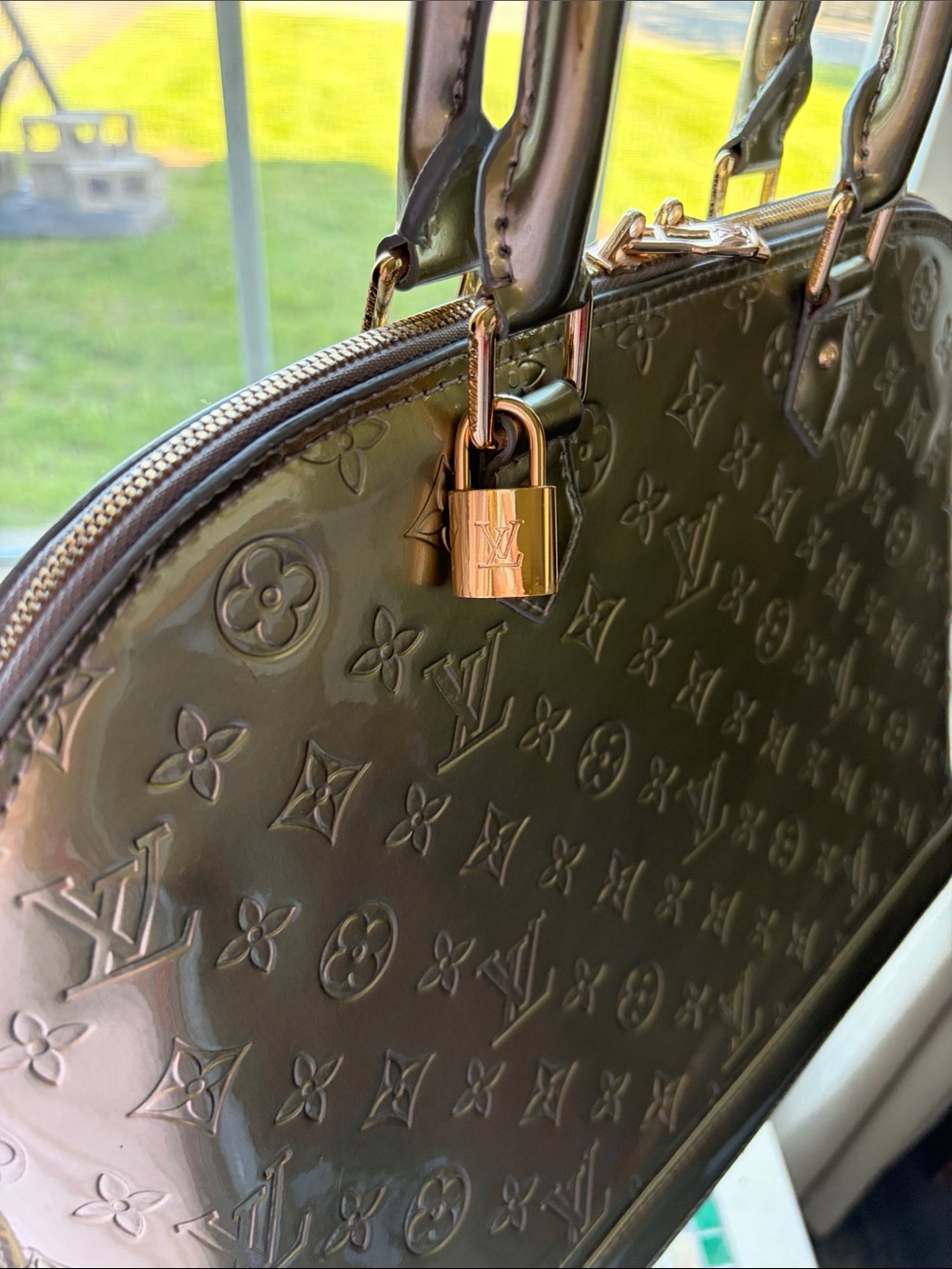 Louis Vuitton Alma large handbag in silver gray monogram patent leather - Picture 6 of 8